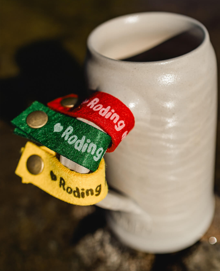 Drei Maßkrugbänder am Henkel eines Bierkrugs
