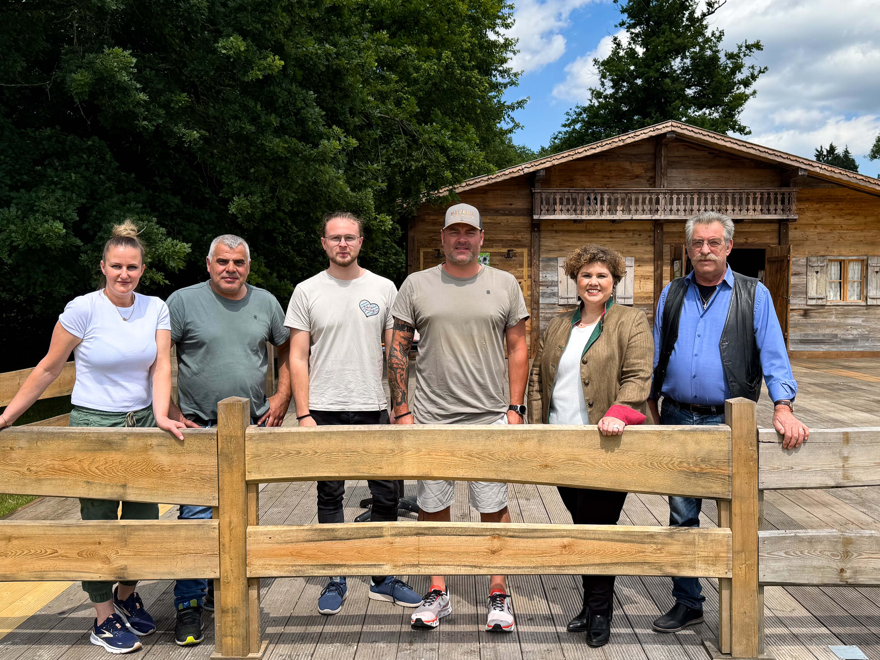 Gruppenbild vor der Weissbierhütte am Esper in Roding