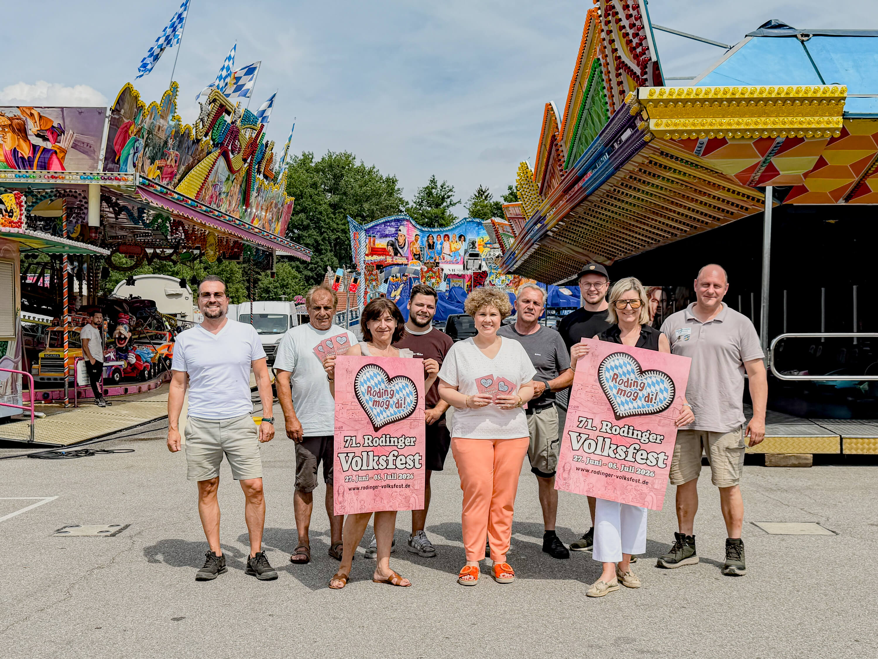 Gruppenfoto vor den Fahrgeschäften