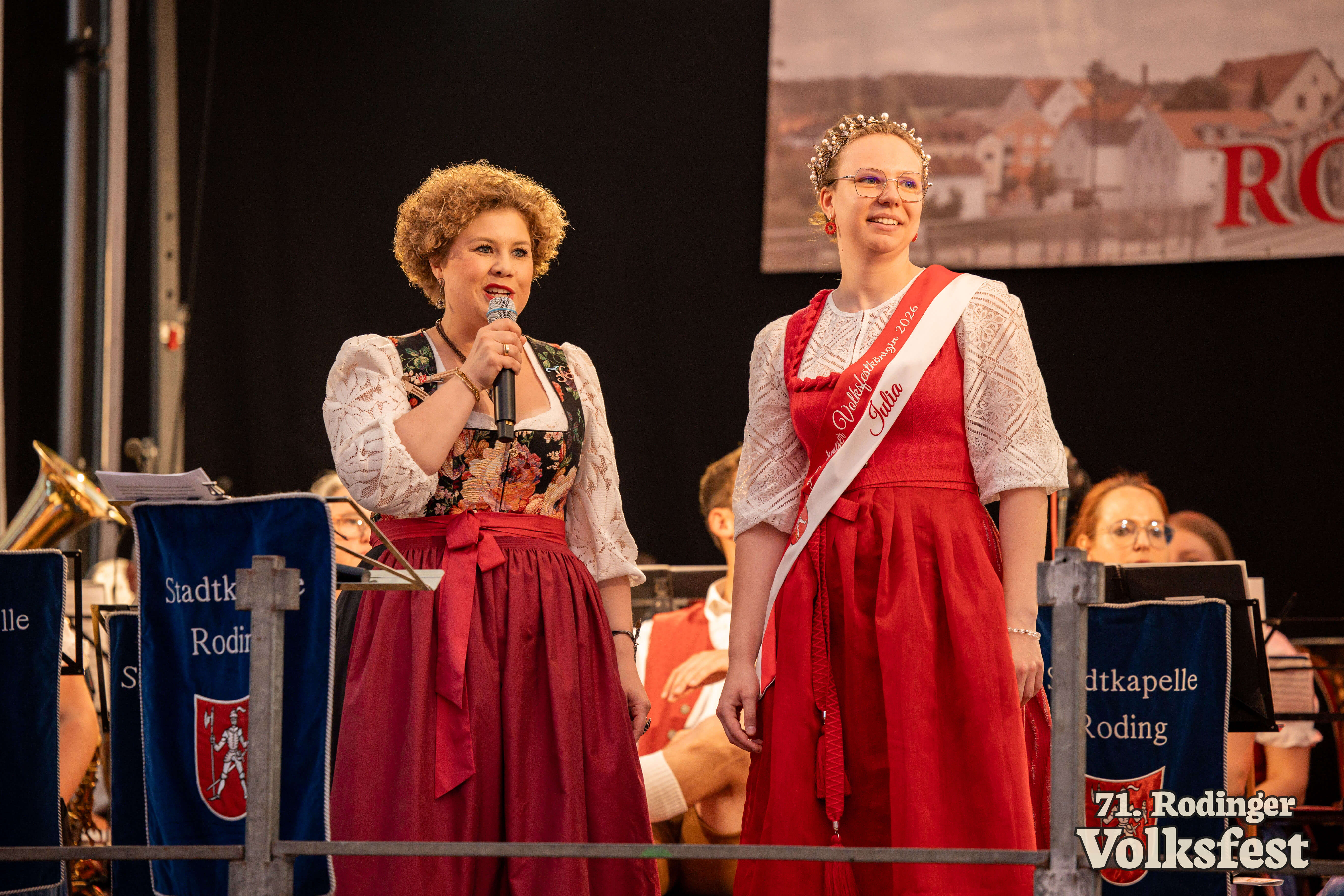 Erste Bürgermeisterin Alexandra Riedl und Volksfestkönigin Julia Haberzeth auf der Bühne