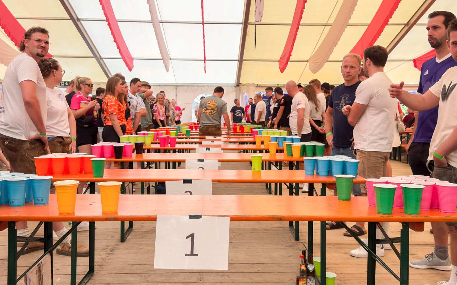 Tische mit Bechern stehen im Bierzelt bereit, das Bierpong-Turnier beginnt.